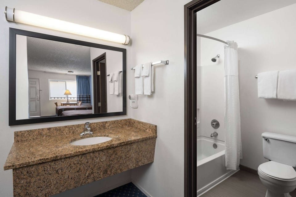 Combined shower/tub, free toiletries, hair dryer, towels