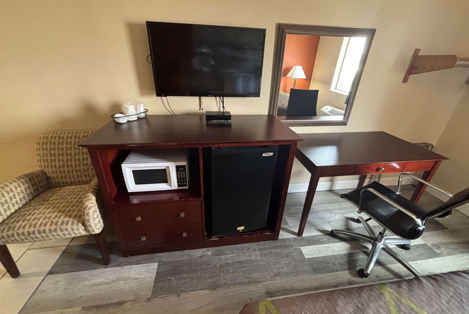 Desk, free cribs/infant beds, rollaway beds, free WiFi