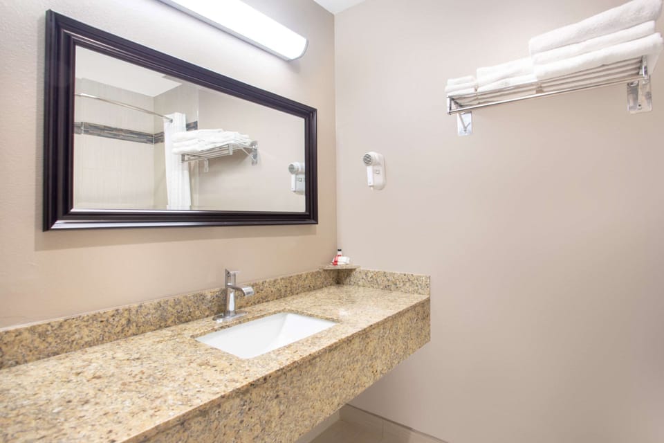 Combined shower/tub, hair dryer, towels