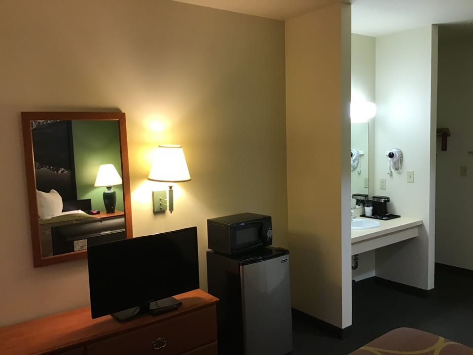 Room, 1 King Bed, Non Smoking | Bathroom sink