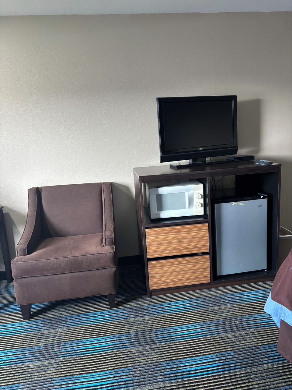 Standard Room, 1 Queen Bed | Desk, blackout drapes, free cribs/infant beds, rollaway beds