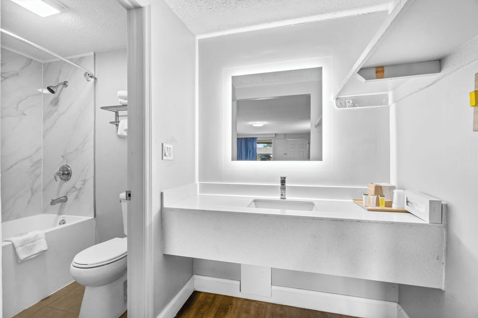 Combined shower/tub, free toiletries, hair dryer, towels