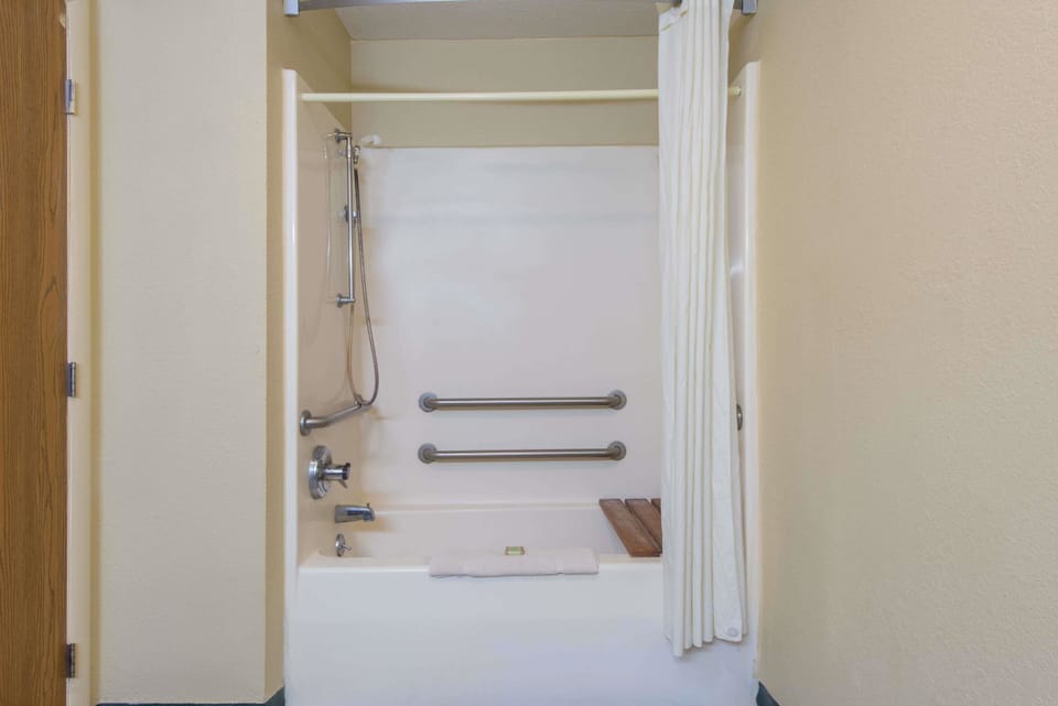 Combined shower/tub, hair dryer, towels
