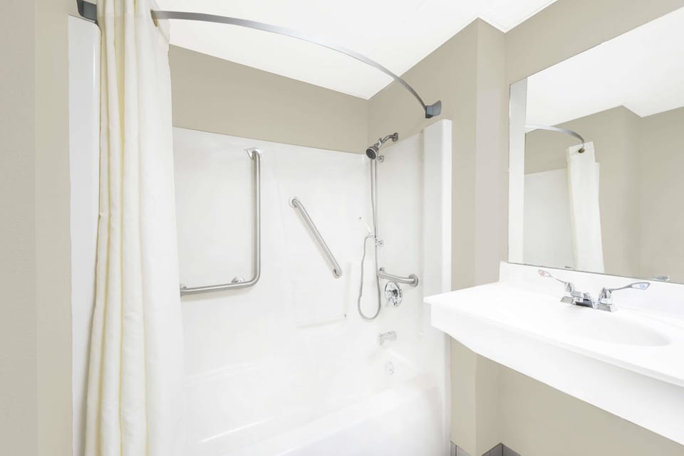 Room, 1 Queen Bed, Accessible, Non Smoking | Desk, iron/ironing board, free cribs/infant beds, rollaway beds