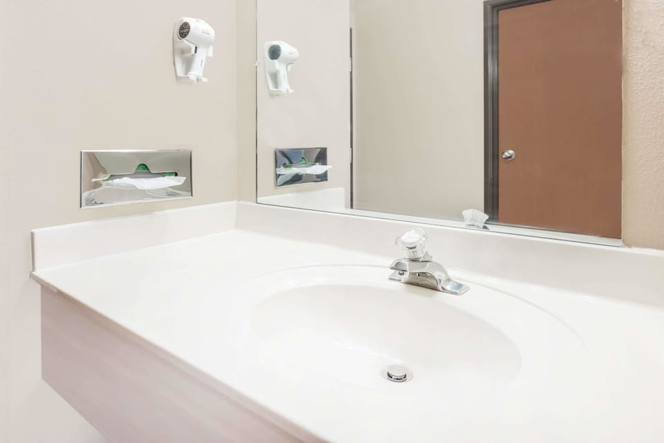 Combined shower/tub, free toiletries, hair dryer, bidet