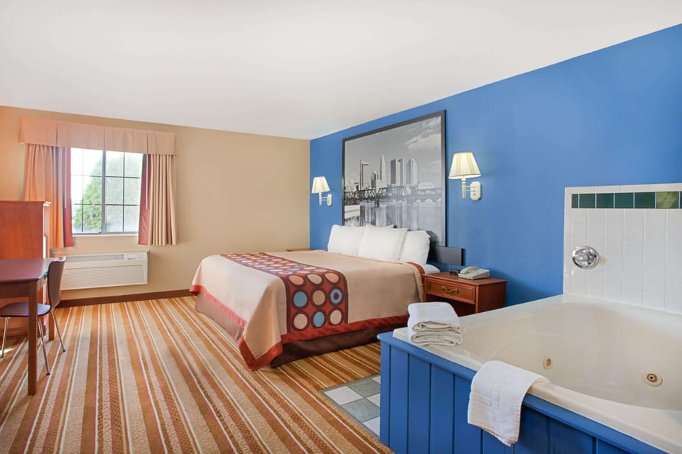 Studio Suite, 1 King Bed, Non Smoking | Hypo-allergenic bedding, desk, Internet, bed sheets