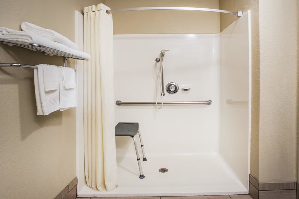 Combined shower/tub, free toiletries, hair dryer, towels
