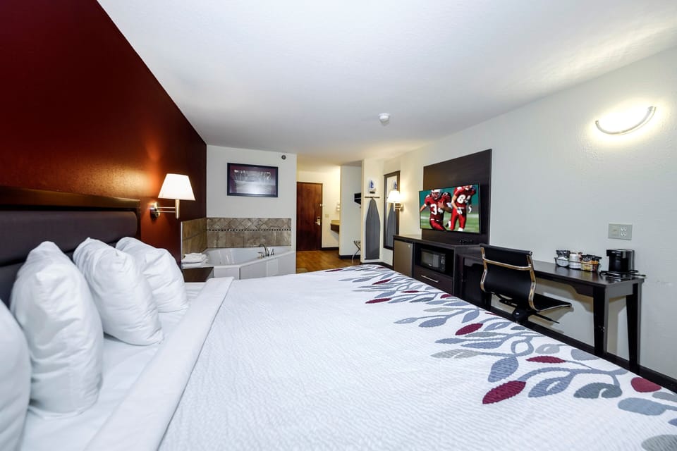 Superior Room, 1 King Bed, Jetted Tub (Smoke Free) | Desk, blackout drapes, iron/ironing board, free cribs/infant beds