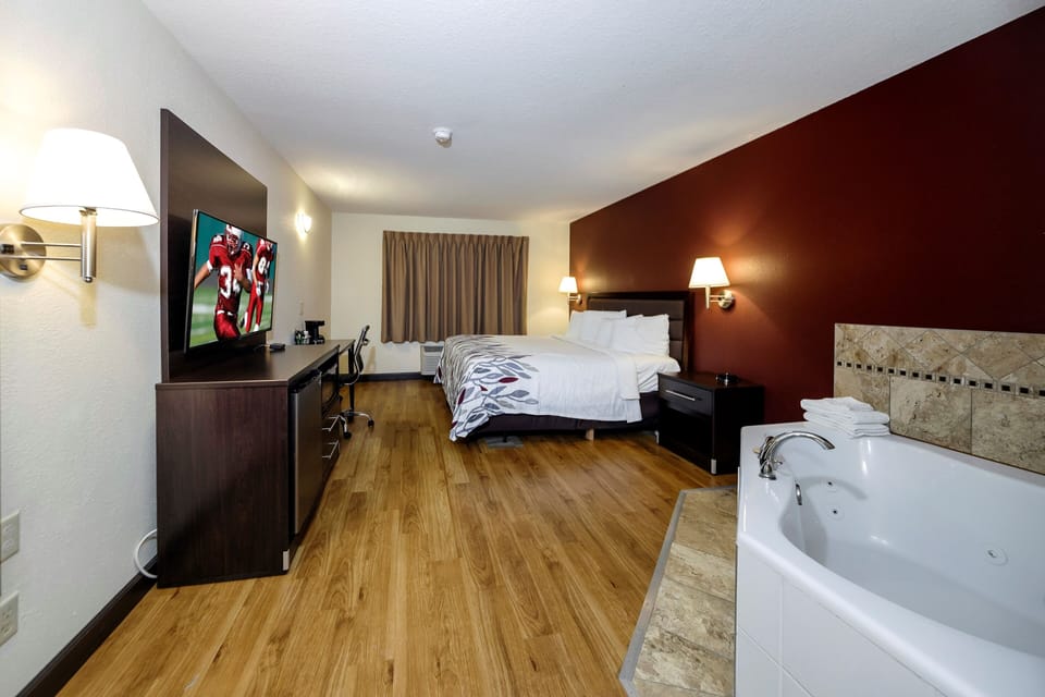 Superior Room, 1 King Bed, Jetted Tub (Smoke Free) | Desk, blackout drapes, iron/ironing board, free cribs/infant beds