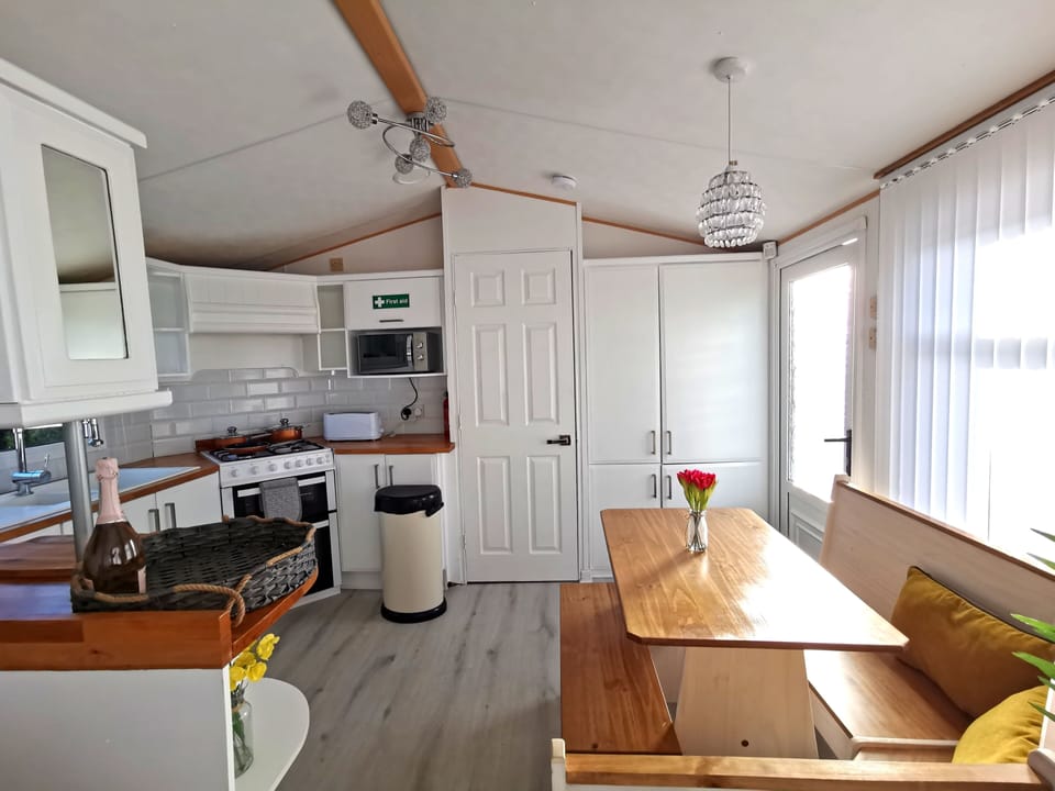 Cabin | Private kitchen | Fridge, microwave, oven, stovetop