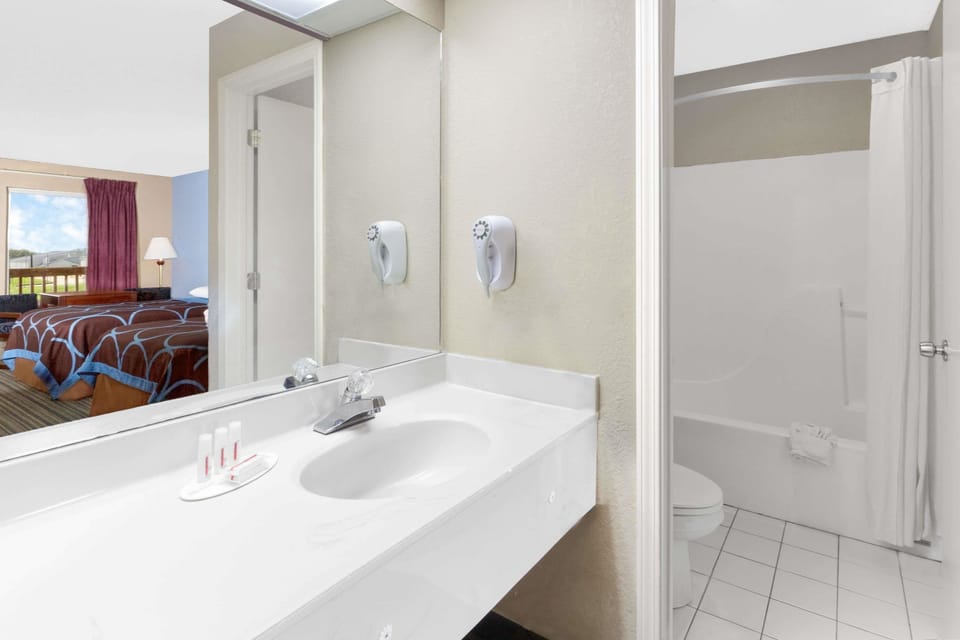 Combined shower/tub, free toiletries, hair dryer, towels