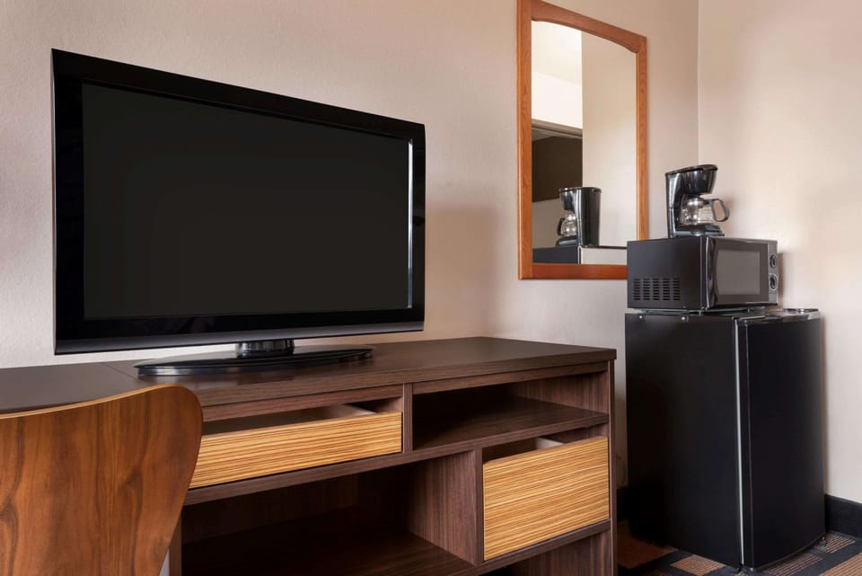 In-room safe, desk, iron/ironing board, cribs/infant beds