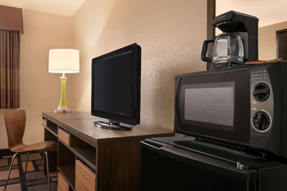 In-room safe, desk, iron/ironing board, cribs/infant beds