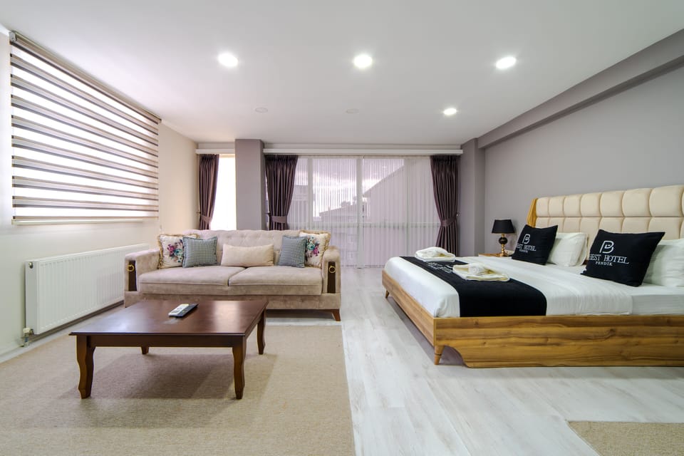 Deluxe Studio Suite | Desk, WiFi (free), bed sheets