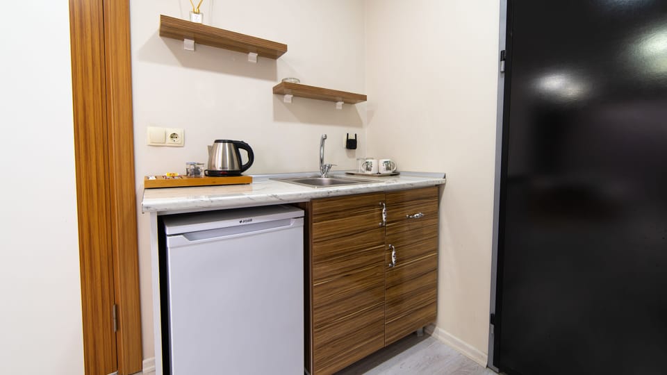 Deluxe Studio Suite | Private kitchen | Mini-fridge, electric kettle, cookware/dishes/utensils