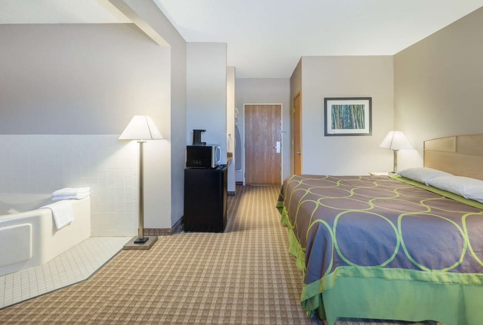 Suite, 1 King Bed, Hot Tub | Desk, iron/ironing board, free cribs/infant beds, rollaway beds