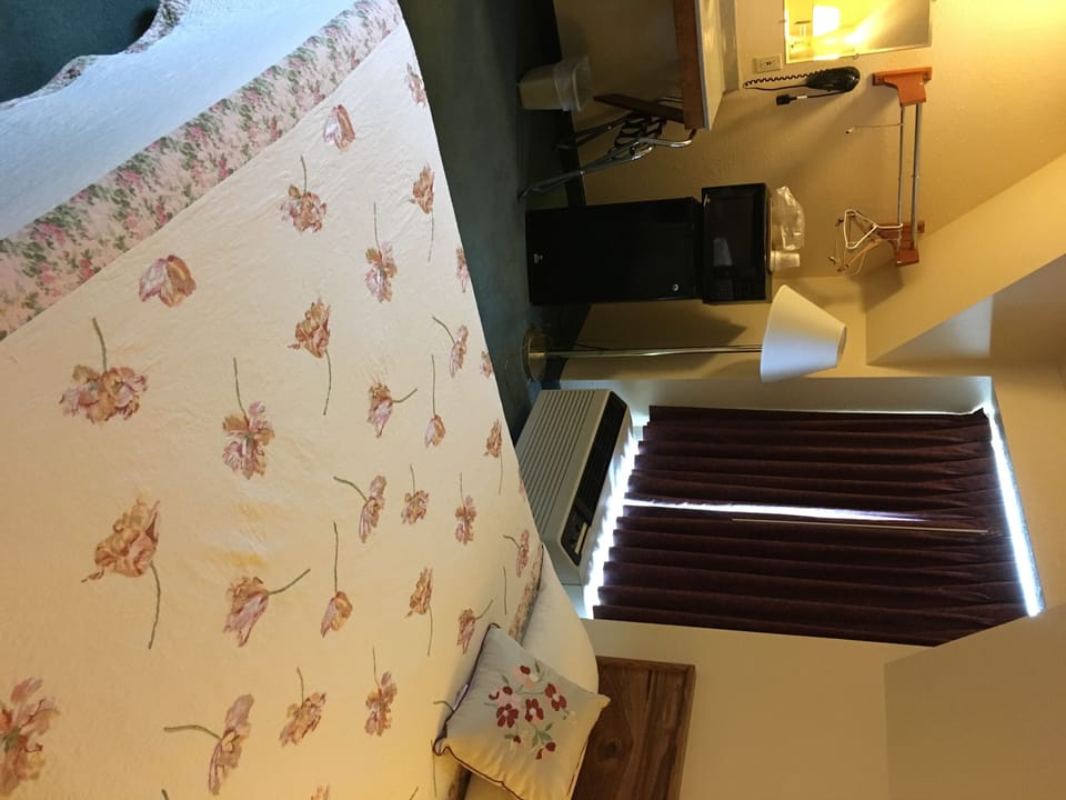 Standard Room, 1 Queen Bed | Desk, blackout drapes, free WiFi, bed sheets