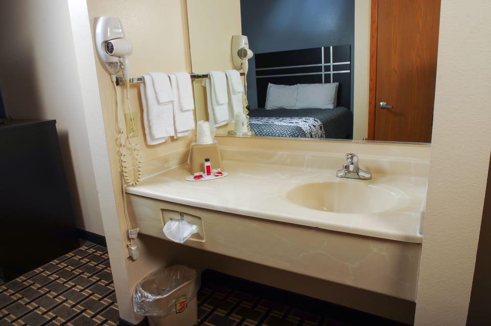 Combined shower/tub, hair dryer, towels