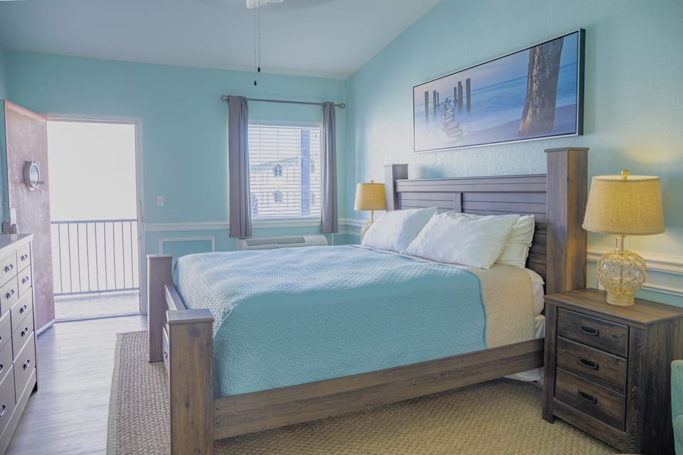 Deluxe Room | Iron/ironing board, free WiFi, bed sheets