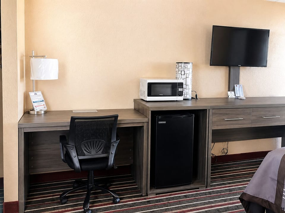 Premium bedding, down comforters, WiFi (free), bed sheets