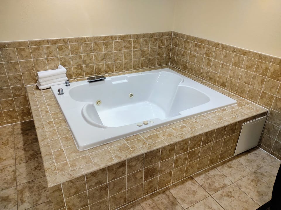 Superior Studio Suite, 1 King Bed, Non Smoking | Jetted tub