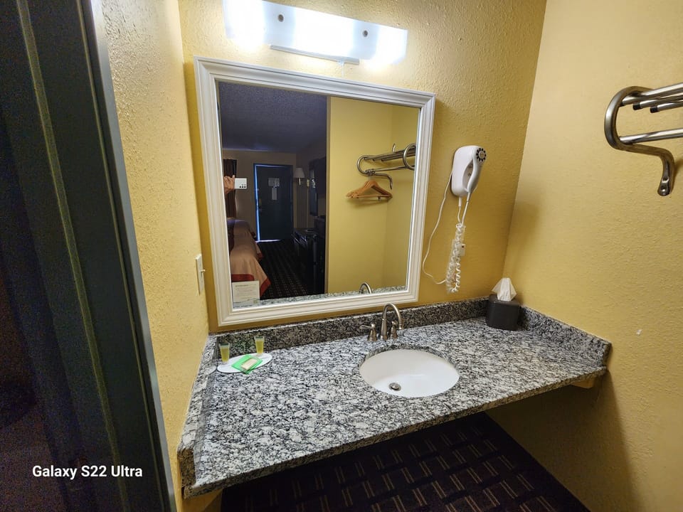 Combined shower/tub, hair dryer, towels