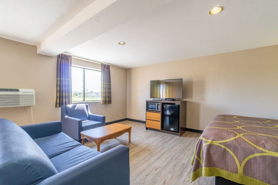 Studio Suite, 1 King Bed, Non Smoking | In-room safe, desk, soundproofing, iron/ironing board