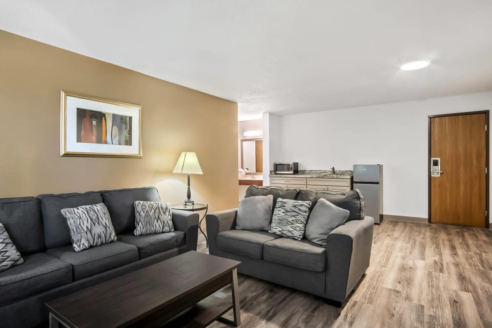 Standard Room, 1 King Bed, Non Smoking, Jetted Tub | Desk, free WiFi, bed sheets