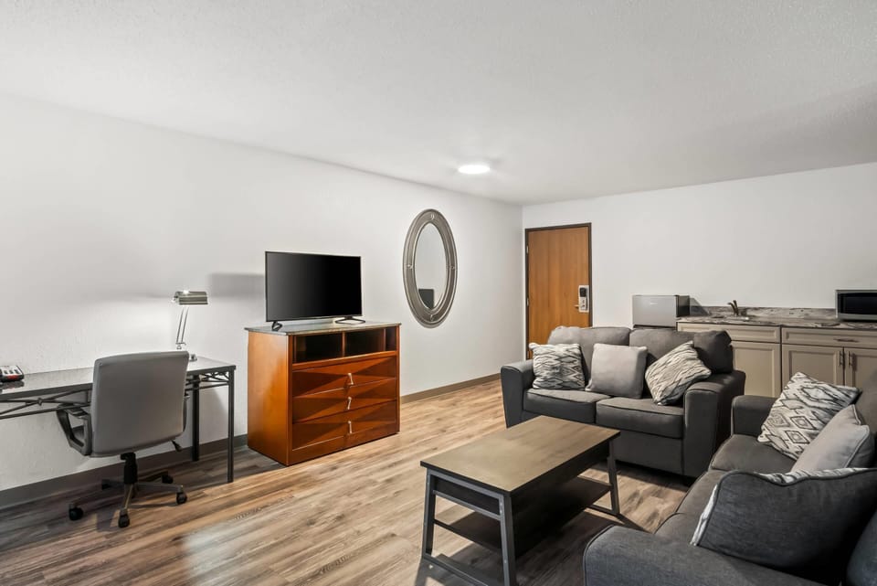 Suite, 1 Queen Bed with Sofa bed, Accessible, Non Smoking | Desk, free WiFi, bed sheets