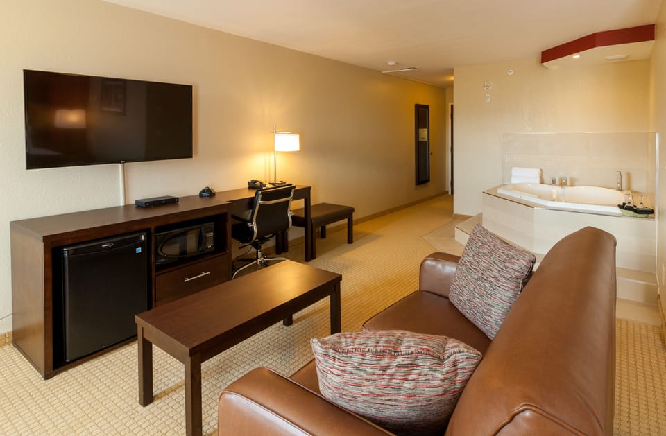 Jacuzzi Suite | Living area | 55-inch TV with cable channels