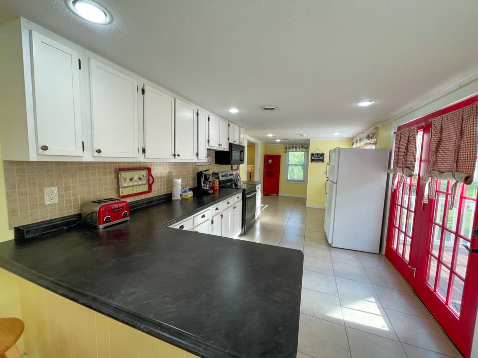 Kitchen - Big, open, full Kitchen