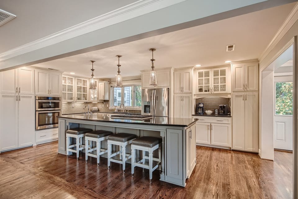Fully equipped updated gourmet chef's kitchen