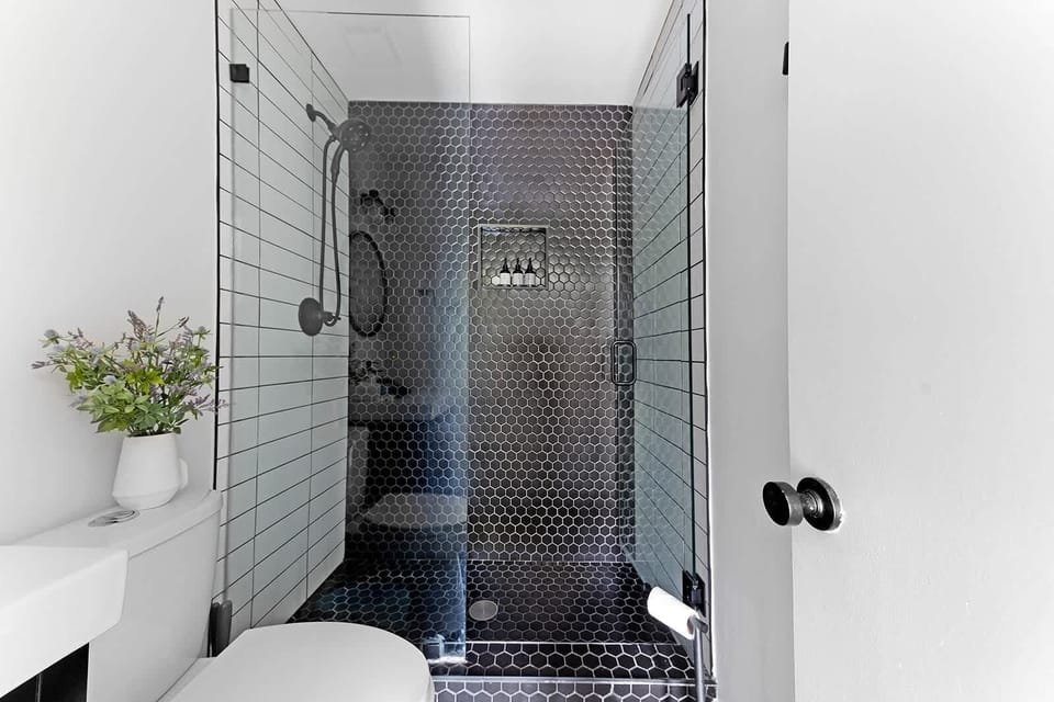 Modern Bathroom with a Luxurious Walk-In Shower