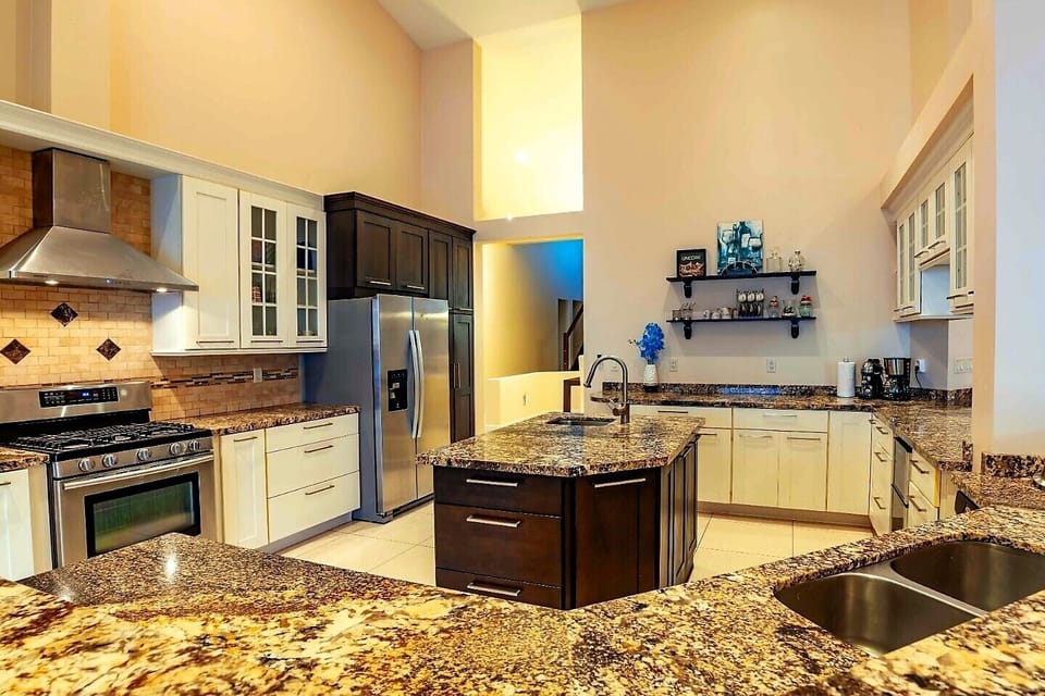 Huge 30m2 fully equipped colonial style kitchen with island and bar