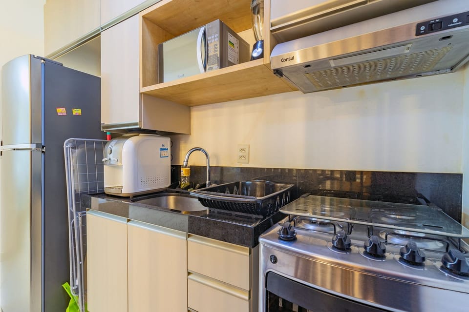 Deluxe Apartment | Private kitchen | Microwave, cookware/dishes/utensils