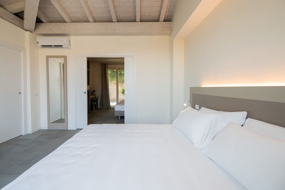 Comfort Room | Minibar, bed sheets