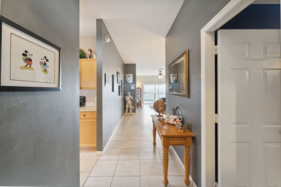 Flooring, Floor, Corridor, Indoors, Desk