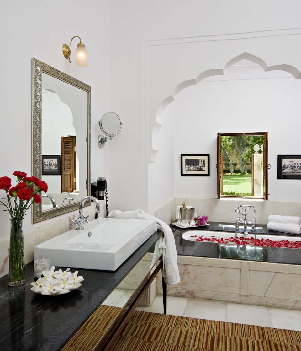 Deluxe Double Room | Bathroom | Free toiletries, hair dryer, bathrobes, slippers