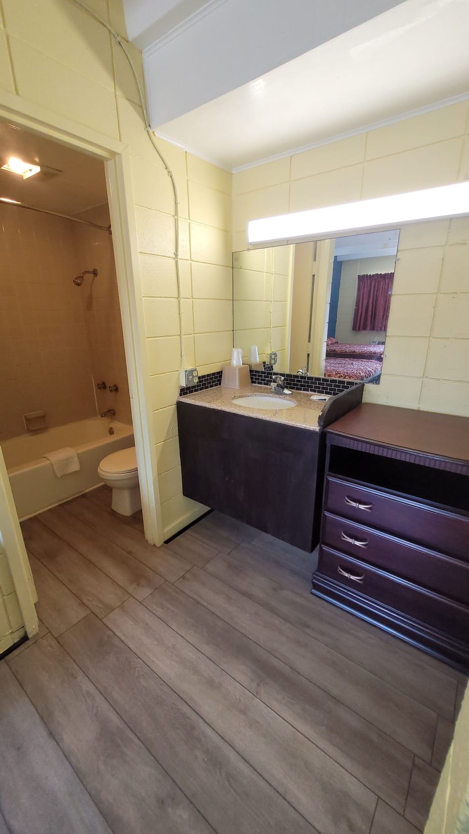 Basic Single Room | Bathroom | Combined shower/tub, rainfall showerhead, towels, soap