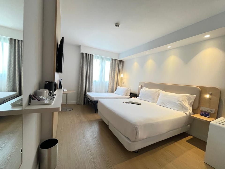 Standard Room, 1 Queen Bed with Sofa bed (Free Breakfast) | Hypo-allergenic bedding, in-room safe, desk, laptop workspace