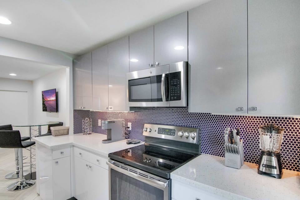 House, Multiple Beds, Patio, Garden View (Delray Deco A) | Private kitchen | Fridge, microwave, oven, stovetop