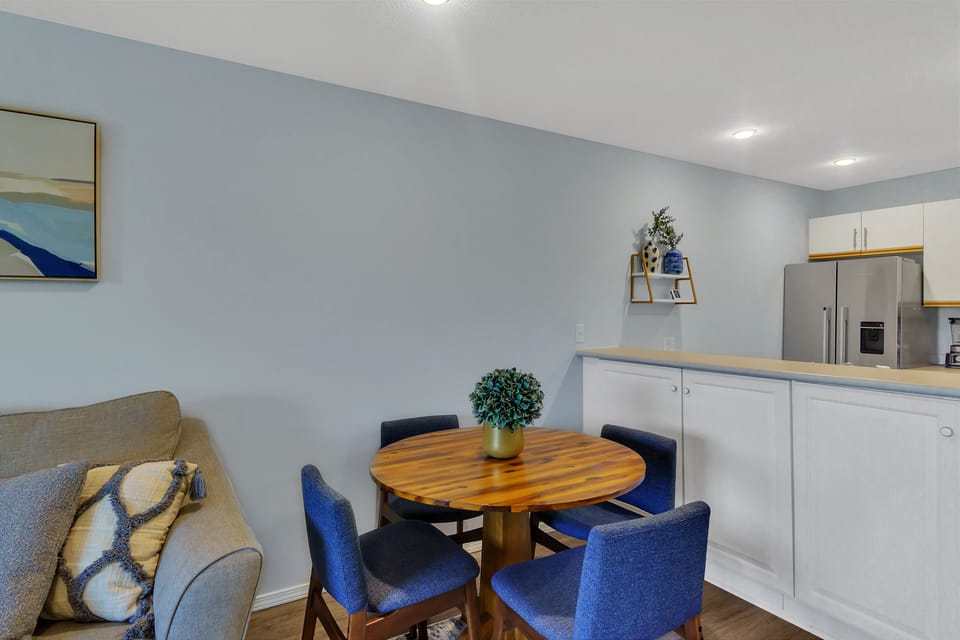 Cozy dining set to enjoy your delicious kitchen creation.