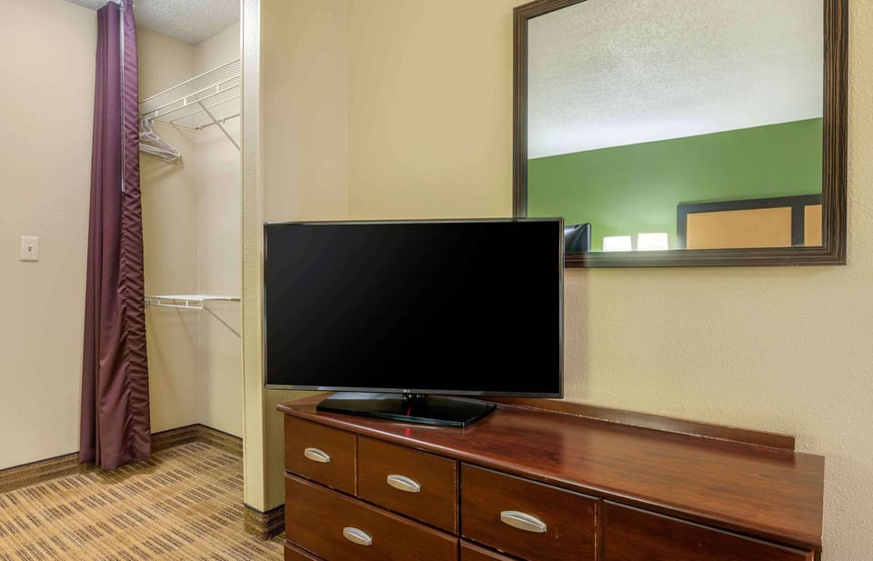 Studio, 1 King Bed, Non Smoking | Desk, iron/ironing board, free WiFi, bed sheets