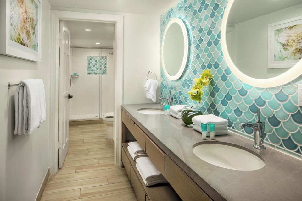 Combined shower/tub, free toiletries, hair dryer, towels