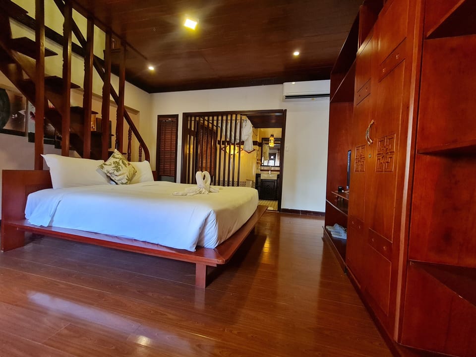 Family Room, 3 Bedrooms | Living area | 32-inch LCD TV with cable channels, TV, fireplace