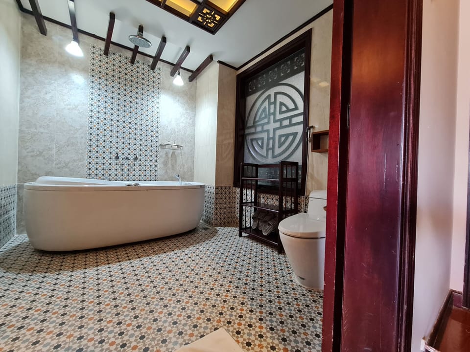 Combined shower/tub, rainfall showerhead, free toiletries, hair dryer
