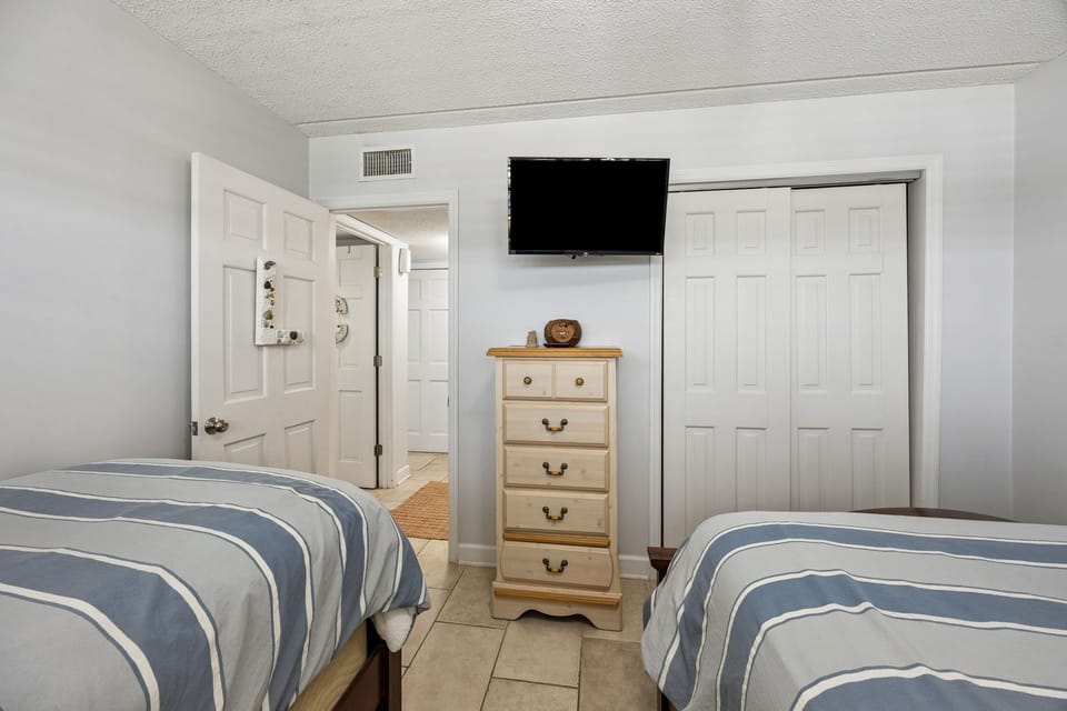 29-web-or-mls-3240 S Fletcher Ave 668 (24 of 37)