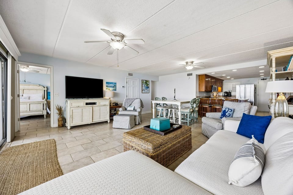 8-web-or-mls-3240 S Fletcher Ave 668 (6 of 37)