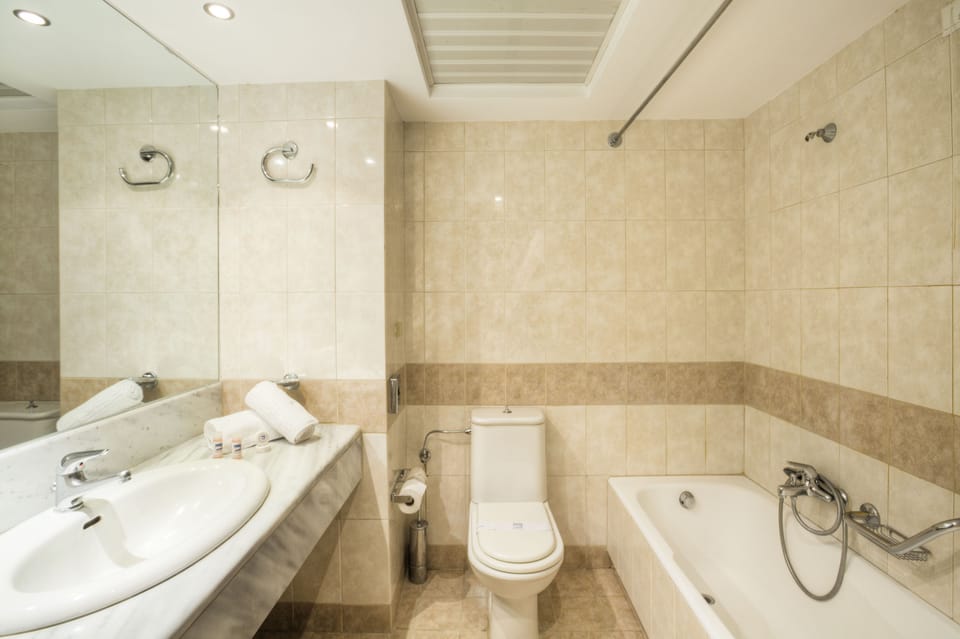Bathtub, free toiletries, hair dryer, towels
