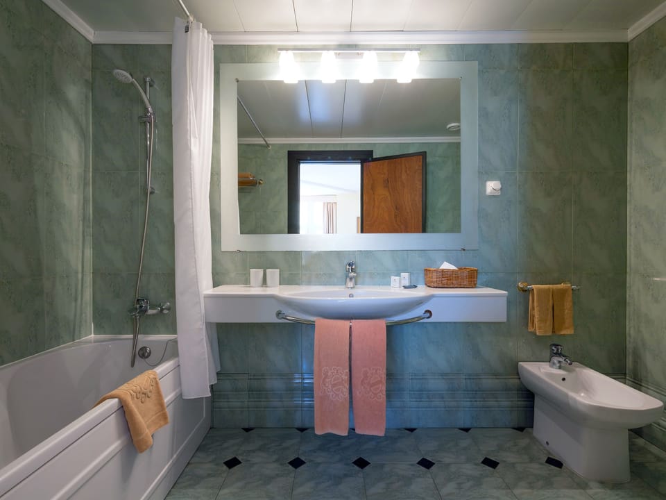 Junior Suite, Sea View | Bathroom | Combined shower/tub, free toiletries, hair dryer, bidet